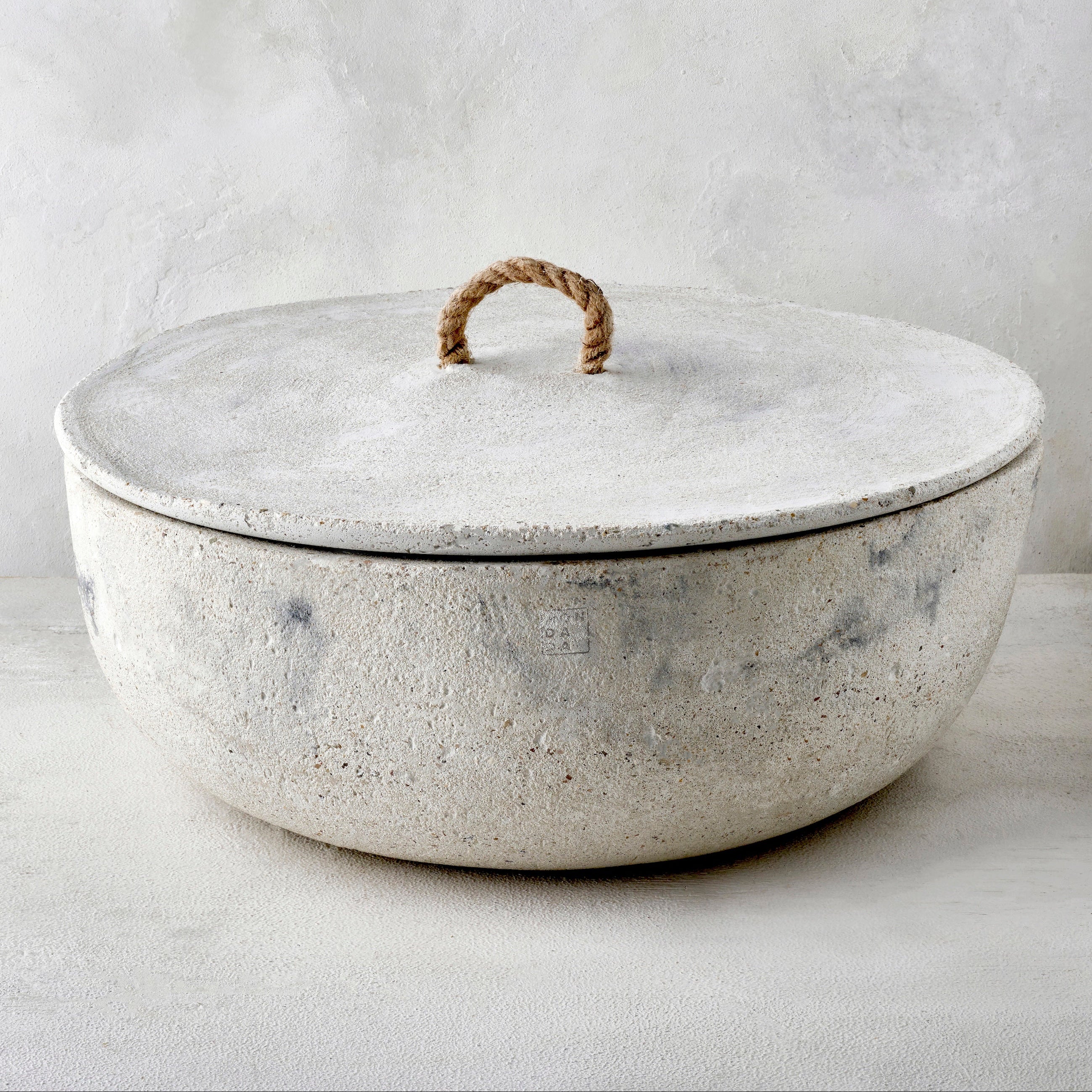 XXXL OUTDOOR MINÉREL  CANDLE WITH COVER